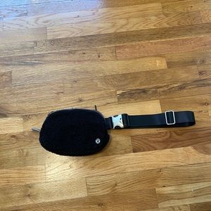 Lululemon everywhere Sherpa belt bag